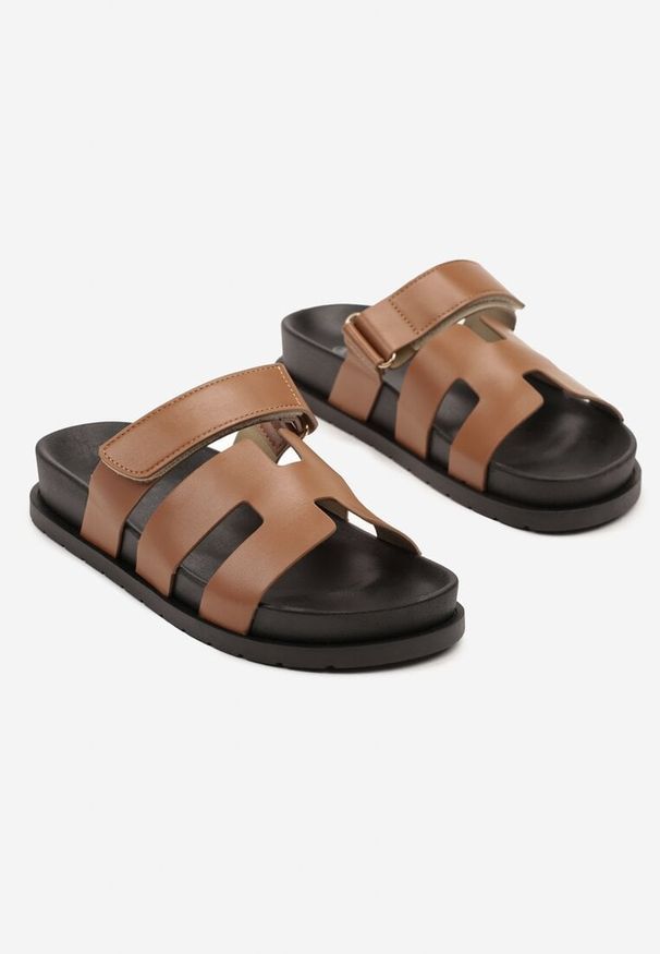 Renee - Brązowe Wsuwane Klapki z Zapieciem na Rzep Beriolla. Okazja: na co dzień. Kolor: brązowy. Materiał: jeans. Sezon: lato. Styl: klasyczny, casual, elegancki