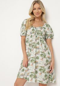 Born2be - Zielona Sukienka z Bufiastymi Rękawami i Wiązaniem przy Dekolcie z Gumką na Plecach Vikninna. Okazja: na randkę, na co dzień. Kolor: zielony. Materiał: jeans. Wzór: kwiaty, aplikacja. Sezon: lato. Styl: casual #1