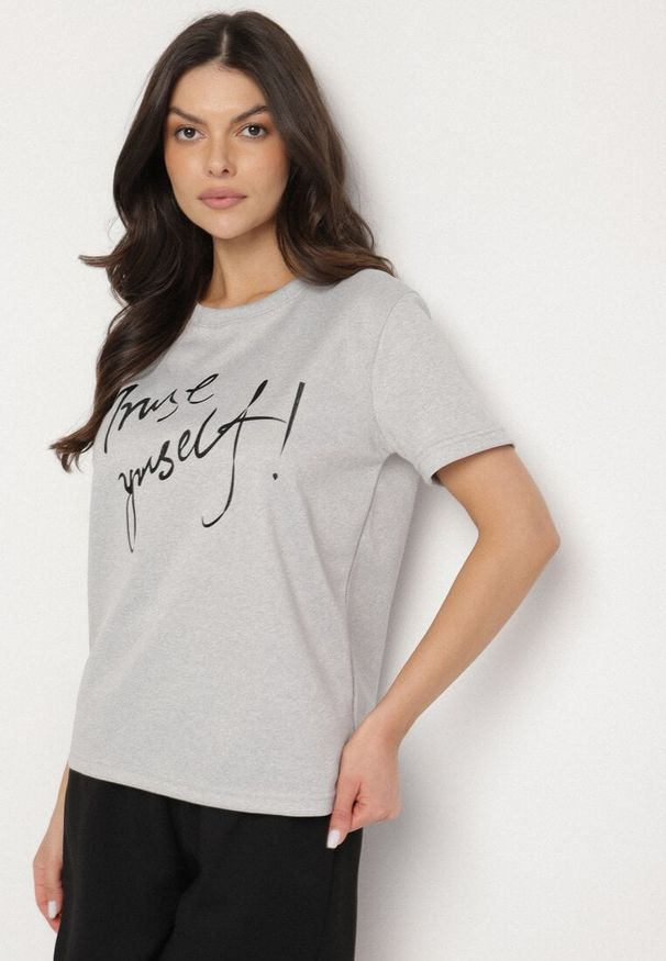Born2be - Jasnoszary T-shirt z Ozdobnym Nadrukiem z Brokatem Tenesia. Okazja: na co dzień. Kolor: szary. Materiał: jeans, materiał. Wzór: nadruk. Styl: klasyczny, elegancki, casual