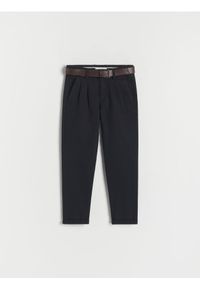 Reserved - Strukturalne spodnie chino z paskiem - czarny. Kolor: czarny. Materiał: bawełna, tkanina #1