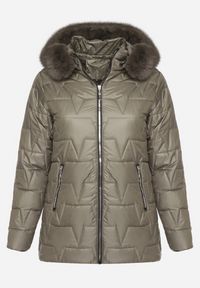 Born2be - Zielona Pikowana Kurtka z Kapturem z Futerkiem Azilma. Okazja: na co dzień, na spacer. Typ kołnierza: kaptur. Kolekcja: plus size. Kolor: zielony. Materiał: futro. Wzór: aplikacja. Styl: klasyczny, casual #5
