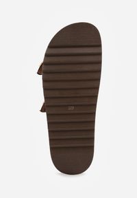 Born2be - Brązowe Płaskie Klapki z Regulowanymi Ozdobnymi Sprzączkami Lamicia. Kolor: brązowy. Materiał: jeans, len. Wzór: aplikacja. Styl: klasyczny #6