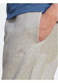 Adidas - adidas Spodnie dresowe All SZN Fleece IJ6882 Szary Regular Fit. Kolor: szary. Materiał: bawełna #6