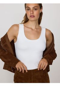 Reserved - Gładki top - biały. Kolor: biały. Materiał: dzianina. Wzór: gładki