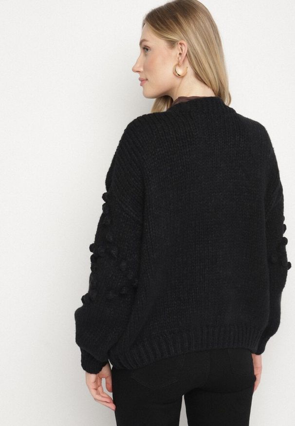 Born2be - Czarny Kardigan Ozdobiony Pomponami Besida. Okazja: na co dzień. Kolor: czarny. Materiał: wełna, wiskoza, jeans. Wzór: aplikacja. Styl: boho, casual, elegancki