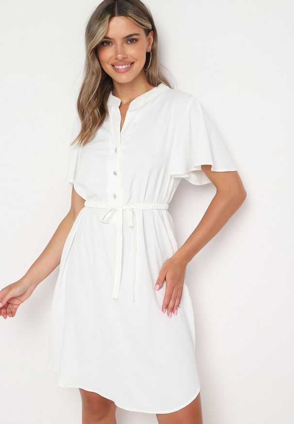 Born2be - Biała Sukienka Trapezowa z Koszulową Górą i Materiałowym Paskiem w Talii Vikiiona. Okazja: na spotkanie biznesowe. Typ kołnierza: dekolt w kształcie V. Kolor: biały. Materiał: materiał. Długość rękawa: krótki rękaw. Typ sukienki: trapezowe, koszulowe. Styl: biznesowy