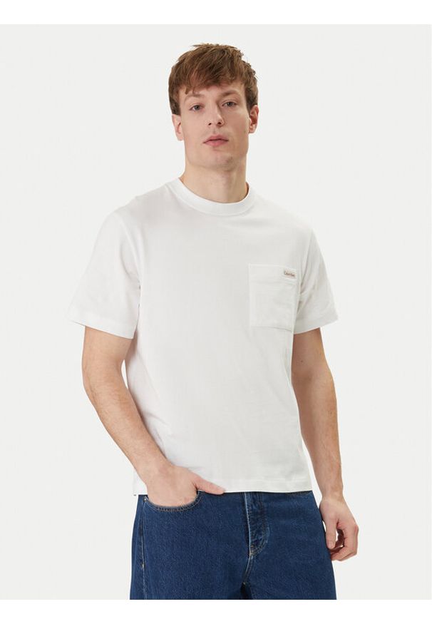 Calvin Klein Jeans T-Shirt LV04RF280G Biały Regular Fit. Kolor: biały. Materiał: bawełna