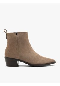 Ryłko - Jasnobrązowe botki na słupku. Wysokość cholewki: za kostkę. Zapięcie: zamek. Kolor: szary. Materiał: skóra, welur. Szerokość cholewki: normalna. Obcas: na słupku. Styl: street, klasyczny, elegancki. Wysokość obcasa: średni #1