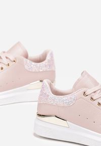 Renee - Różowe Sneakersy z Ekoskóry Ozdobione Brokatem i Metalicznym Detalem Isalieua. Kolor: różowy. Wzór: aplikacja