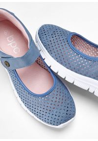 bonprix - Baleriny w stylu Mary Jane. Zapięcie: pasek. Kolor: niebieski. Wzór: ażurowy #2