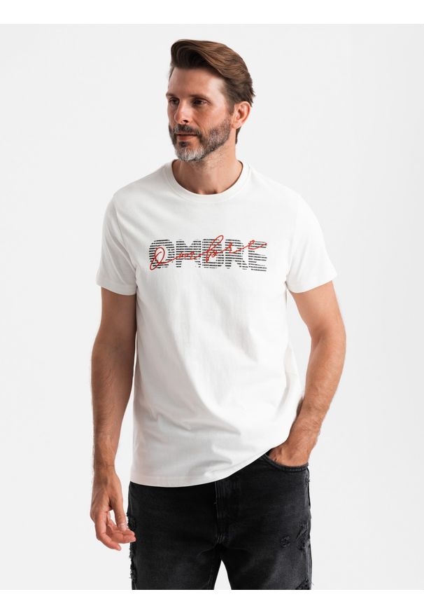 Ombre Clothing - Bawełniany męski t-shirt z podwójnym printowanym logotypem – biały V1. Okazja: na co dzień. Kolor: biały. Materiał: bawełna. Wzór: ze splotem, nadruk. Styl: elegancki, casual, klasyczny