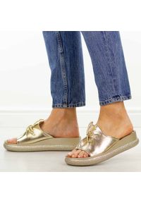 POTOCKI - Złote klapki damskie na platformie Potocki 43366. Okazja: na spacer, na co dzień. Kolor: złoty. Materiał: skóra. Sezon: wiosna, lato. Obcas: na platformie. Styl: casual, elegancki, klasyczny, wakacyjny #1