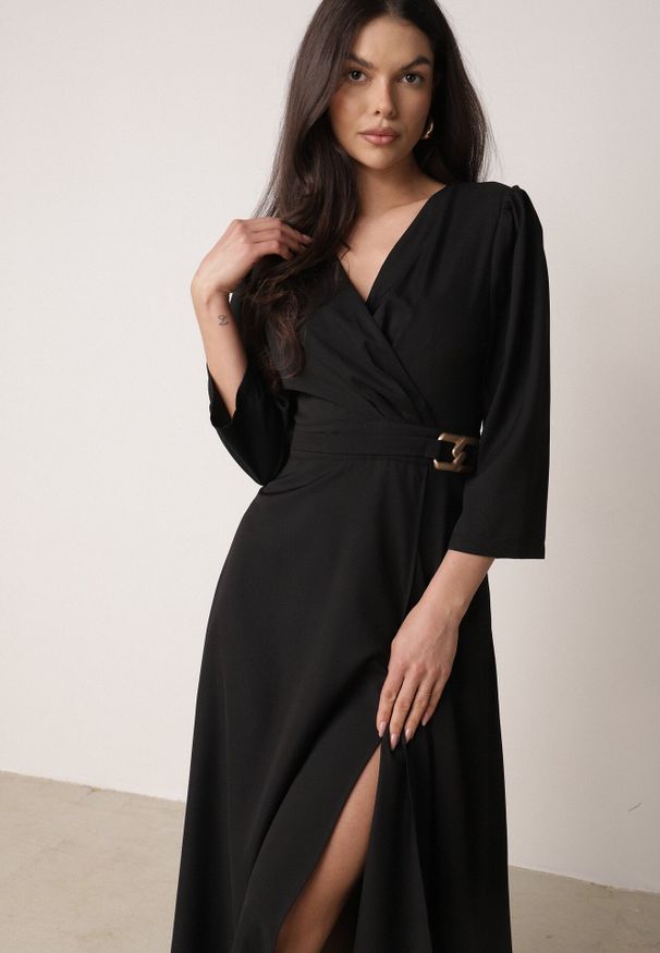 Born2be - Czarna Kopertowa Sukienka Wieczorowa z Metaliczną Aplikacją w Talii Henalana. Okazja: na imprezę. Typ kołnierza: dekolt w serek. Kolor: czarny. Wzór: aplikacja. Typ sukienki: kopertowe. Styl: wizytowy