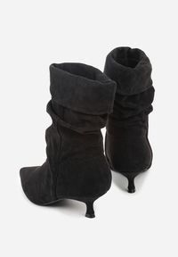 Renee - Czarne Botki do Kostki na Kaczuszce z Marszczoną Cholewką Rasela. Kolor: czarny. Materiał: zamsz. Szerokość cholewki: normalna. Obcas: na szpilce. Styl: boho. Wysokość obcasa: niski #4