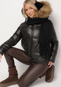 Born2be - Czarna Kurtka Pikowana z Kapturem z Odpinanym Futerkiem i Dłuższym Tyłem Clorina. Okazja: na co dzień. Typ kołnierza: kaptur. Kolor: czarny. Materiał: futro. Długość: długie. Wzór: aplikacja. Styl: sportowy, klasyczny, casual, elegancki #2