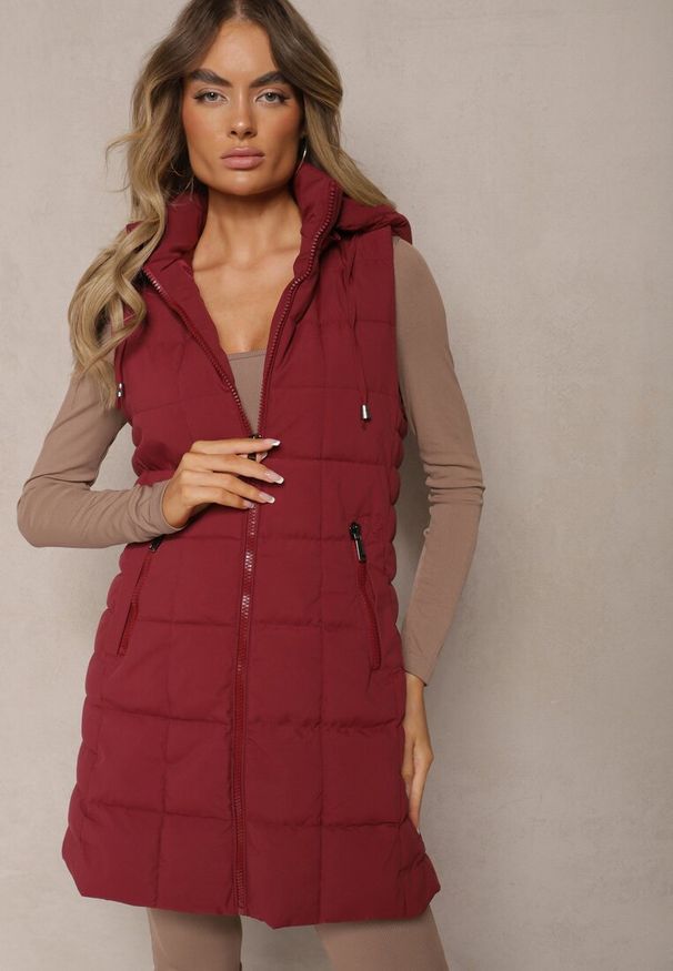 Renee - Bordowa Kamizelka Ozdobiona Pikowaniem i Odpinanym Kapturem Atoria. Okazja: na spacer, na co dzień. Kolor: czerwony. Materiał: jeans. Wzór: aplikacja. Styl: casual