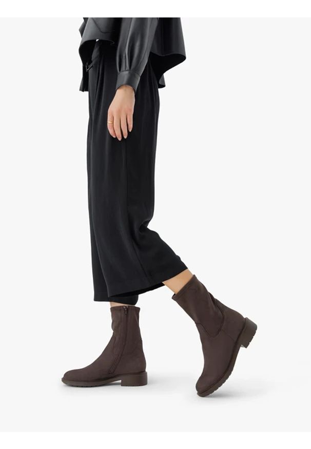 Ryłko - Brązowe wyższe botki z elastyczną cholewką. Nosek buta: okrągły. Zapięcie: zamek. Kolor: brązowy. Materiał: syntetyk. Szerokość cholewki: normalna. Obcas: na obcasie. Styl: street. Wysokość obcasa: średni