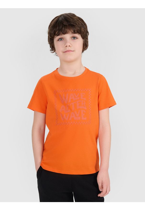 4f - 4F T-shirt regular z nadrukiem chłopięcy - pomarańczowy 128 (7-8 lat). Okazja: na co dzień. Kolor: pomarańczowy. Materiał: dzianina, bawełna, jersey. Długość rękawa: krótki rękaw. Długość: krótkie. Wzór: nadruk. Sezon: lato. Styl: klasyczny, sportowy, casual