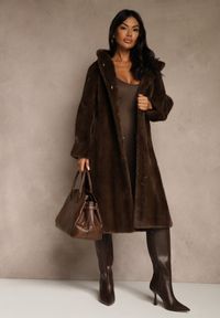 Renee - Brązowy Futrzany Płaszcz z Kapturem Zdobiony Pionowym Wzorem Elrinrahne. Typ kołnierza: kaptur. Kolor: brązowy. Materiał: futro. Długość rękawa: długi rękaw. Wzór: aplikacja. Styl: klasyczny #3