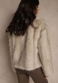 Renee - Beżowa Kurtka Futerko Ozdobione Cieniowanym Motywem Monideva. Kolor: beżowy. Materiał: futro. Wzór: aplikacja. Sezon: wiosna. Styl: elegancki #3