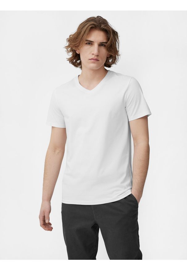 4f - T-shirt regular gładki męski. Typ kołnierza: dekolt w serek. Kolor: biały. Materiał: bawełna. Wzór: gładki