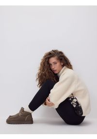 Reserved - Legginsy z zapiętkami - czarny. Kolor: czarny. Materiał: dzianina. Wzór: gładki #1