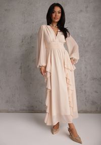 Renee - Beżowa Rustykalna Sukienka Wieczorowa z Falbanami i Marszczeniem w Talii Himereanes. Typ kołnierza: kołnierz z falbankami. Kolor: beżowy. Materiał: tkanina. Wzór: gładki, aplikacja. Typ sukienki: rozkloszowane. Styl: wizytowy #1