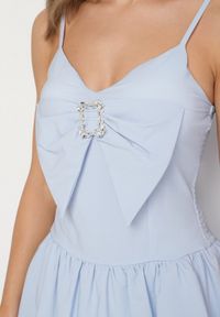 Born2be - Jasnoniebieska Sukienka Bombka na Cienkich Ramiączkach z Kokardą i Cyrkoniami Paliandria. Okazja: na imprezę. Typ kołnierza: kokarda. Kolor: niebieski. Długość rękawa: na ramiączkach. Wzór: aplikacja. Sezon: lato. Typ sukienki: bombki. Styl: elegancki #2
