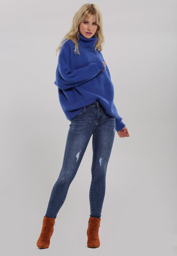 Renee - Ciemnoniebieski Golf Oversize Malia. Okazja: na co dzień. Typ kołnierza: golf. Kolor: niebieski. Materiał: jeans, dzianina, wiskoza, skóra. Długość rękawa: długi rękaw. Długość: długie. Wzór: prążki, ze splotem. Styl: casual, klasyczny