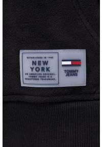 Tommy Jeans - Bluza. Kolor: czarny. Materiał: poliester, dzianina. Długość: krótkie. Wzór: aplikacja #4