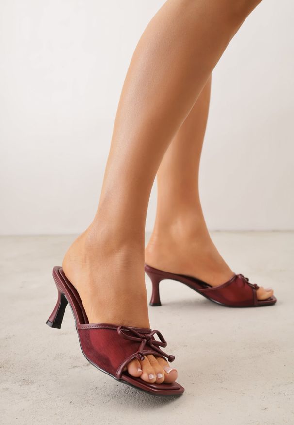 Born2be - Bordowo-Czerwone Siateczkowe Klapki na Szpilce Ozdobione Kokardą Vikisae. Okazja: na co dzień. Kolor: czerwony. Materiał: jeans. Wzór: aplikacja. Obcas: na szpilce. Styl: casual