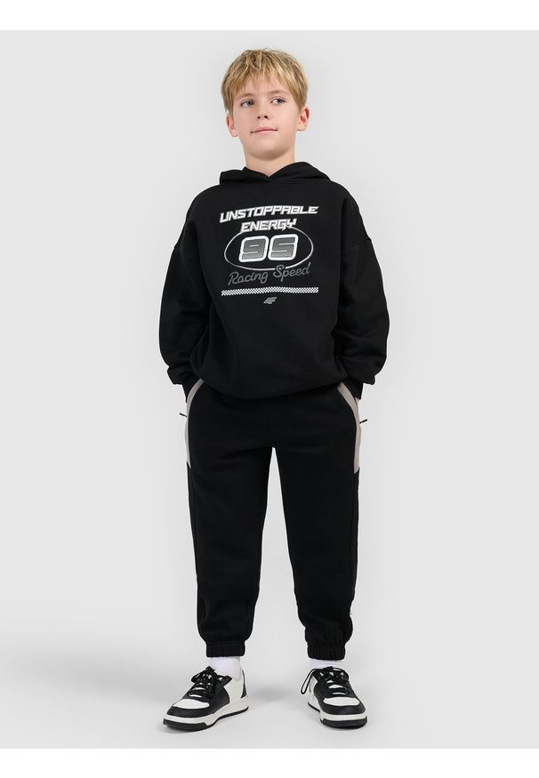 4f - 4F Bluza dresowa loose z kapturem chłopięca - czarna 134/140 (8-10 lat). Okazja: na spacer, na co dzień, na uczelnię. Typ kołnierza: kaptur. Kolor: czarny. Materiał: dresówka. Sezon: lato. Styl: casual, klasyczny