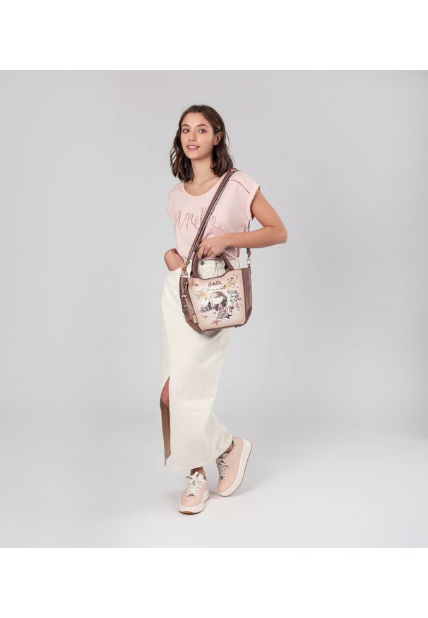 Brązowa Stylowa Torebka Damska Anekke Z Laleczką. Kolor: brązowy. Wzór: aplikacja, motyw zwierzęcy, napisy, haft, kwiaty. Dodatki: z haftem. Materiał: zdobione. Styl: elegancki