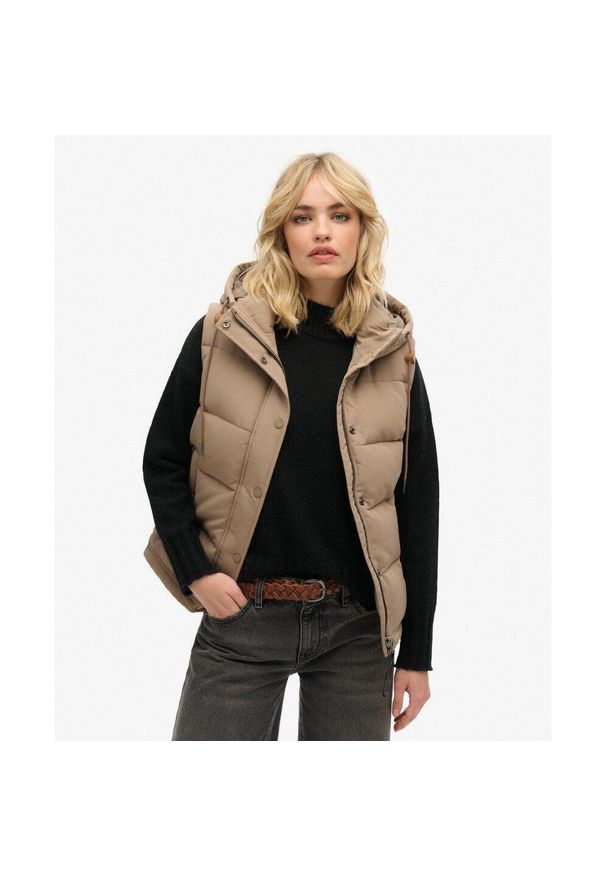 Superdry - Kamizelka pikowana z kapturem Everest od SUPERDRY. Typ kołnierza: kaptur. Kolor: brązowy. Długość rękawa: długi rękaw. Styl: elegancki