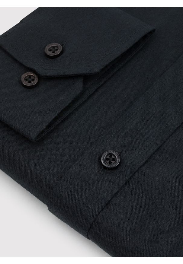 Pako Lorente - PAKO LORENTE - czarna koszula męska z lnu i bawełny. Typ kołnierza: kołnierzyk stójkowy. Kolor: niebieski, biały, czarny. Materiał: bawełna, len. Długość rękawa: długi rękaw. Długość: długie. Wzór: gładki. Sezon: wiosna