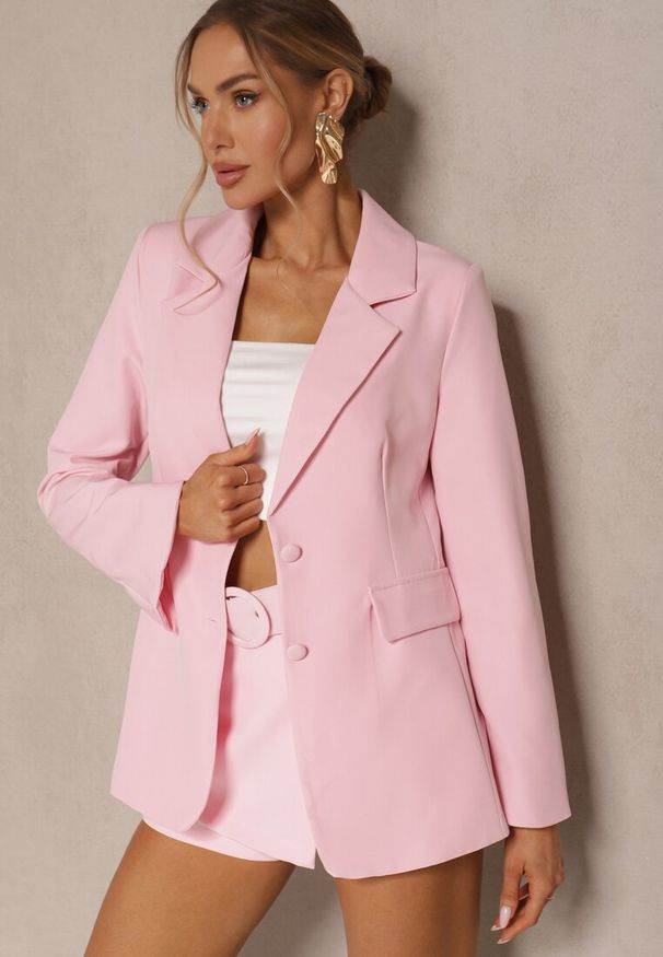 Renee - Różowa Marynarka z Usztywnionymi Ramionami i Imitacją Kieszeni Halonia. Okazja: na co dzień, na spotkanie biznesowe. Kolor: różowy. Materiał: jeans. Styl: klasyczny, casual, elegancki, biznesowy