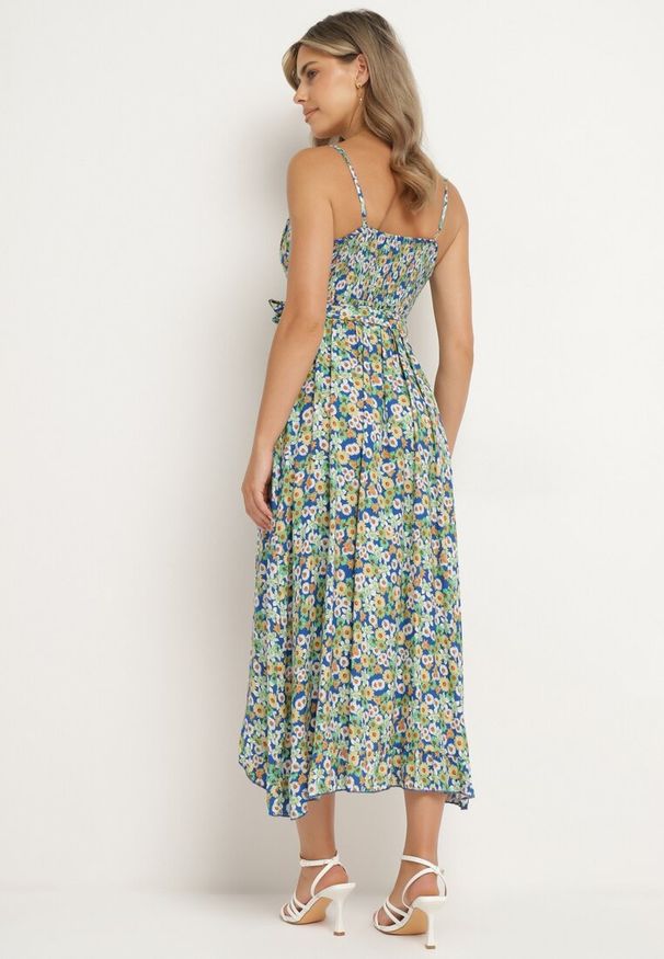 Born2be - Granatowa Bawełniana Sukienka na Ramiączkach z Kopertowym Dekoltem i Asymetrycznym Rozcięciem Xiloa. Okazja: na co dzień. Typ kołnierza: dekolt kopertowy. Kolor: niebieski. Materiał: bawełna. Długość rękawa: na ramiączkach. Wzór: aplikacja. Typ sukienki: asymetryczne, kopertowe. Styl: casual