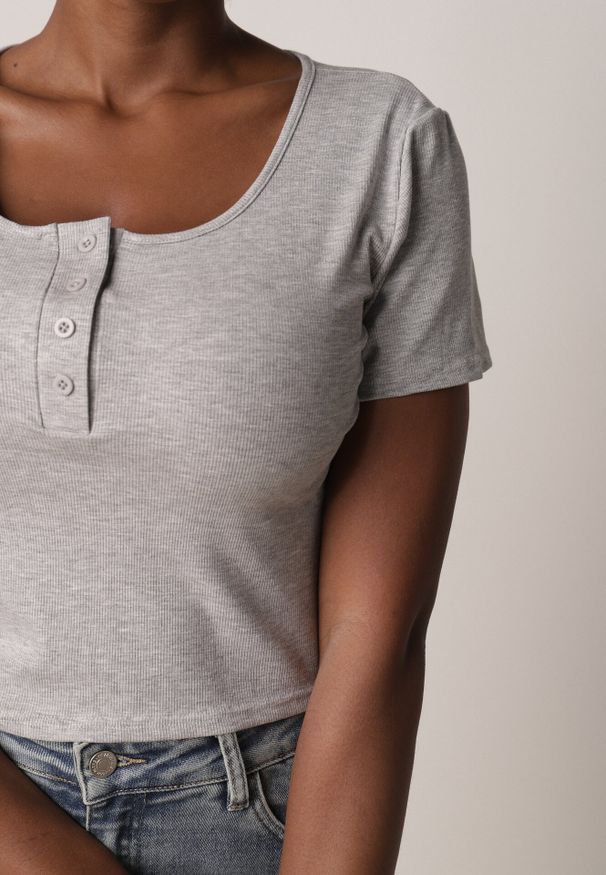 Born2be - Szary Prążkowany Top Bawełniany z Guzikami przy Dekolcie Nedera. Okazja: na co dzień. Kolor: szary. Materiał: prążkowany, bawełna. Styl: casual, klasyczny