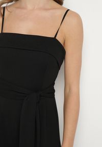 Born2be - Czarny Kombinezon Ozdobiony Paskiem z Szerokimi Nogawkami Deolise. Kolor: czarny. Długość rękawa: na ramiączkach. Wzór: aplikacja. Styl: elegancki #7