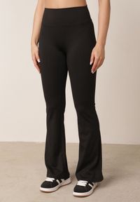 Born2be - Czarne Legginsy o Kroju Dzwonów z Wysokim Stanem i Modelującym Marszczeniem Pronone. Okazja: na co dzień. Stan: podwyższony. Kolor: czarny. Materiał: jeans. Długość: krótkie. Styl: elegancki, casual #1