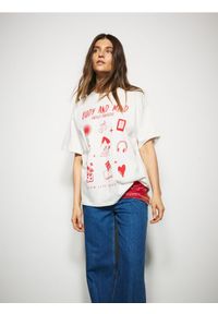 Reserved - Luźny t-shirt z nadrukiem - złamana biel. Materiał: dzianina, bawełna. Wzór: nadruk