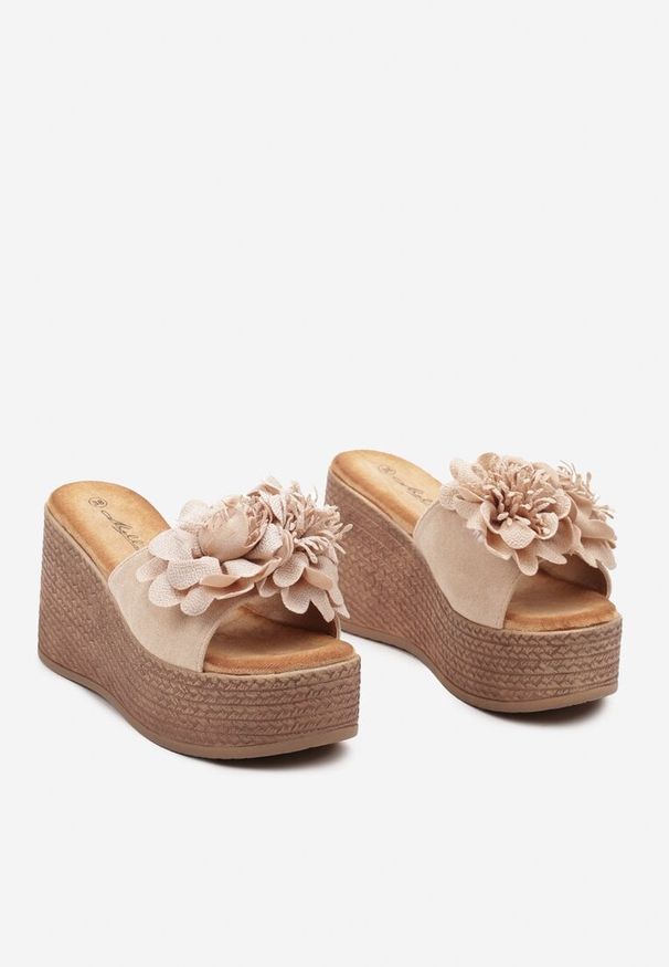 Born2be - Ciemnobeżowe Wsuwane Klapki na Koturnie Nestalou. Kolor: beżowy. Materiał: jeans. Sezon: lato. Obcas: na koturnie. Styl: elegancki. Wysokość obcasa: średni