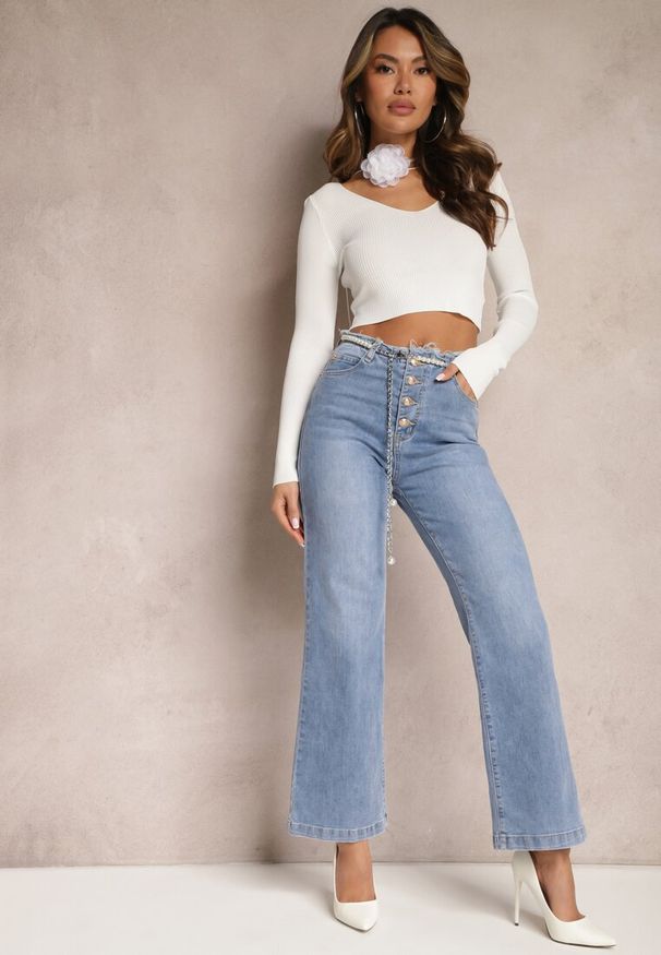 Renee - Jasnoniebieskie Jeansy Dzwony z Odpinanym Paskiem z Perłami Dasalind. Okazja: na co dzień. Stan: podwyższony. Kolor: niebieski. Styl: klasyczny, casual