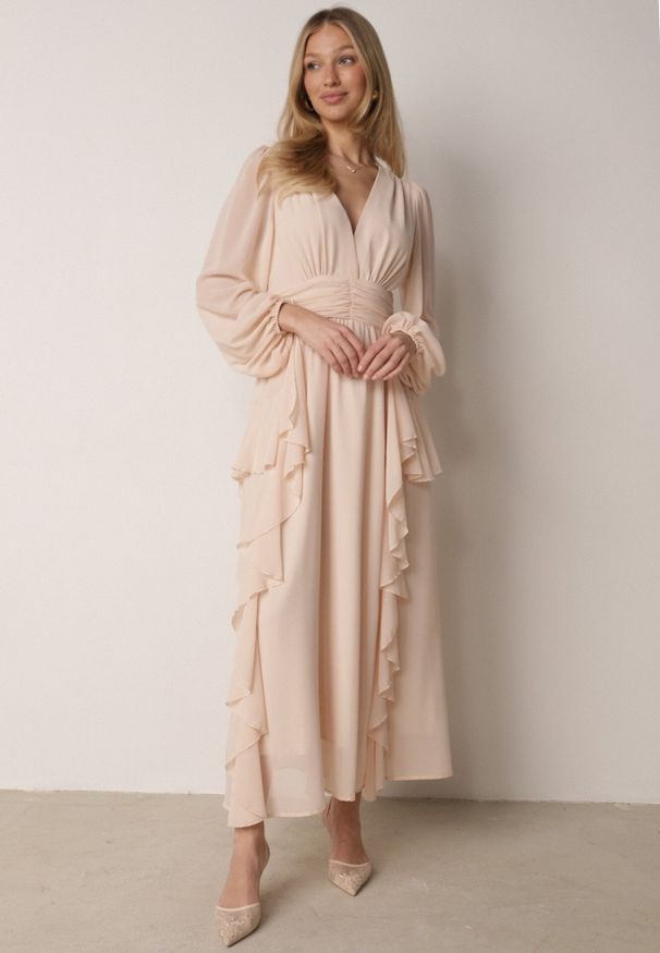 Born2be - Beżowa Romantyczna Sukienka Koktajlowa z Falbanami i Marszczeniem w Pasie Aranilla. Typ kołnierza: kołnierz z falbankami. Kolor: beżowy. Materiał: materiał, tkanina. Wzór: gładki, aplikacja. Typ sukienki: rozkloszowane. Styl: wizytowy