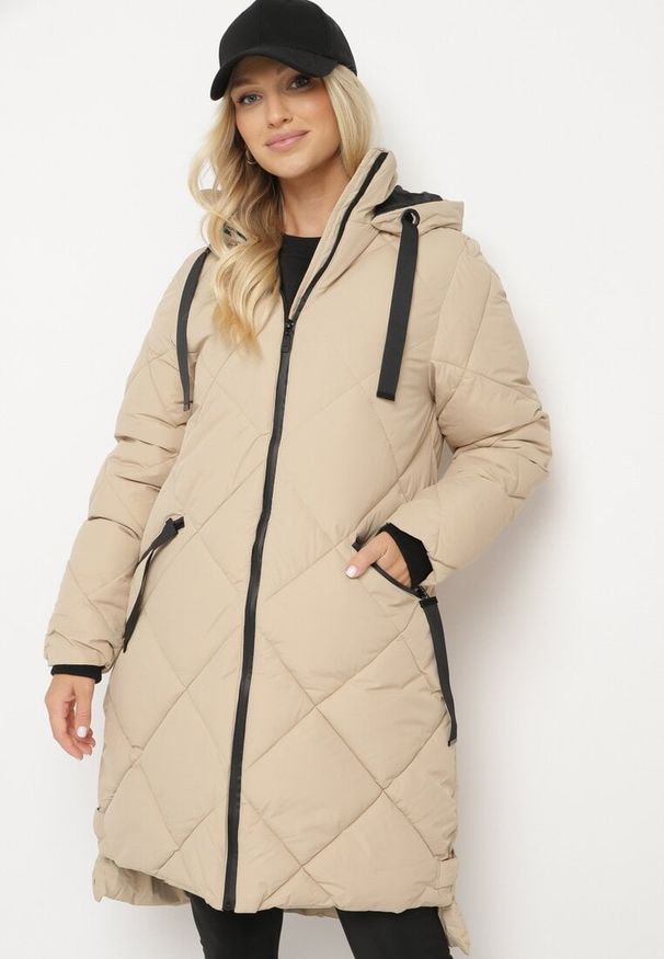 Born2be - Ciemnobeżowa Kurtka z Kapturem i Kieszeniami w Kraciaste Pikowane Przeszycia Ettaline. Okazja: na co dzień. Typ kołnierza: kaptur. Kolor: beżowy. Materiał: jeans. Styl: klasyczny, casual, elegancki, sportowy