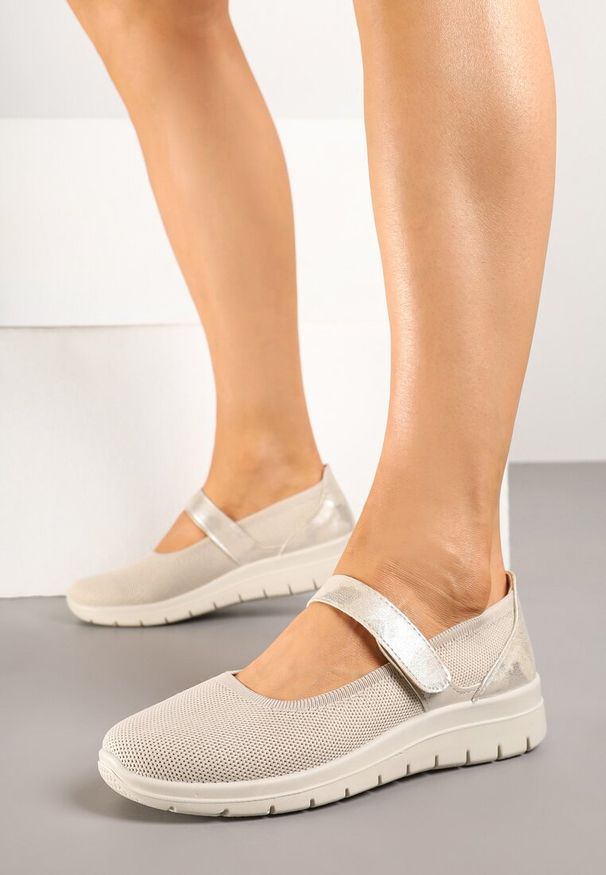 Born2be - Beżowe Półbuty na Tłoczonej Podeszwie z Paskiem Caleldi. Okazja: na co dzień. Zapięcie: pasek. Kolor: beżowy. Materiał: jeans. Styl: klasyczny, elegancki, casual