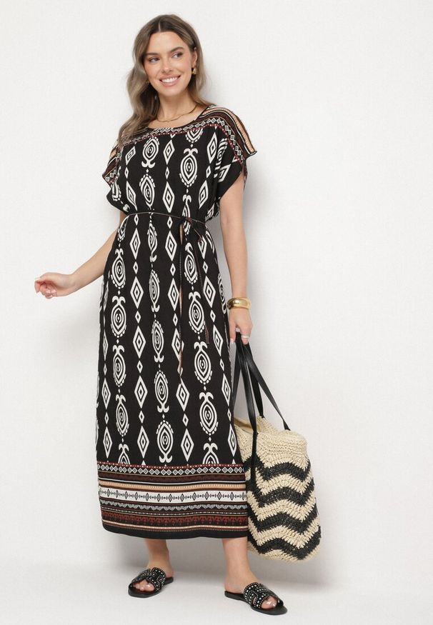 Born2be - Czarna Pudełkowa Sukienka z Wiskozy w Etniczny Wzór Mirosela. Okazja: na co dzień. Kolor: czarny. Materiał: wiskoza. Długość rękawa: krótki rękaw. Styl: elegancki, casual, klasyczny