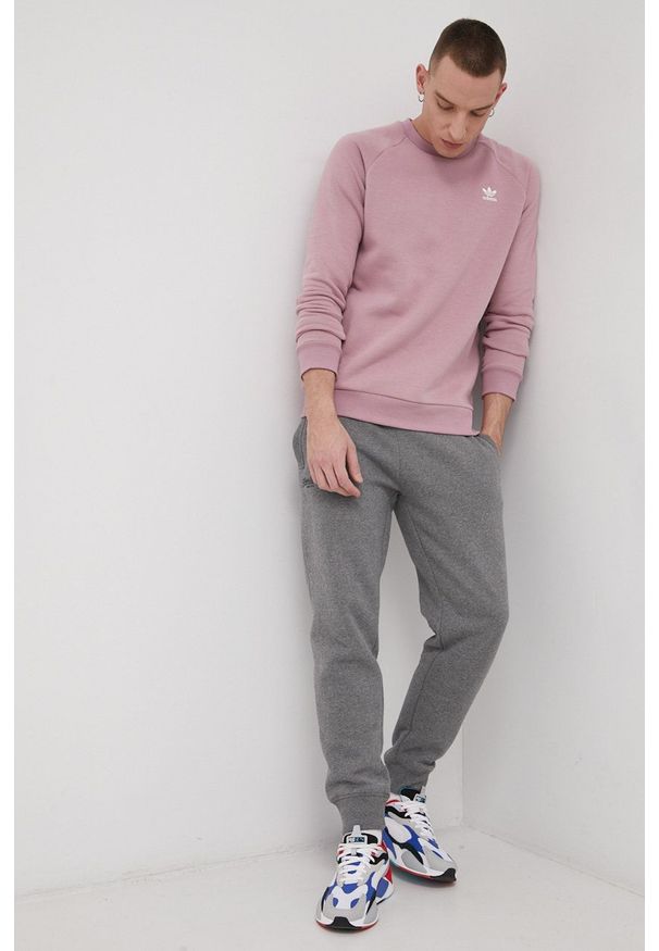 adidas Originals Bluza HE9430 męska kolor różowy z aplikacją. Kolor: różowy. Materiał: poliester, bawełna. Długość rękawa: raglanowy rękaw. Wzór: aplikacja