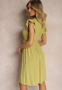 Renee - Jasnozielona Sukienka Rozkloszowana z Gumką w Talii i Wiązaniem przy Dekolcie Naque. Okazja: na co dzień. Kolor: zielony. Styl: casual #2