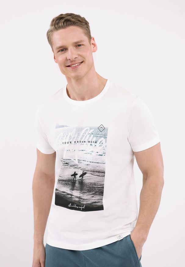 Volcano - T-shirt z printem T-DREAM. Kolor: beżowy. Materiał: bawełna, materiał, skóra. Długość rękawa: krótki rękaw. Długość: krótkie. Wzór: nadruk. Sezon: lato. Styl: klasyczny
